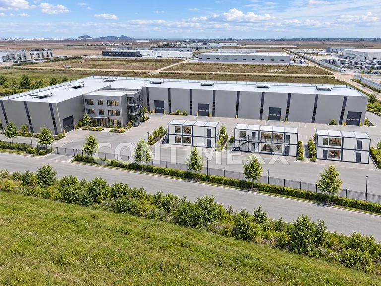 Außenansicht unserer Produktionsstätte mit Produktionshalle und Containeranlagen auf dem Gelände